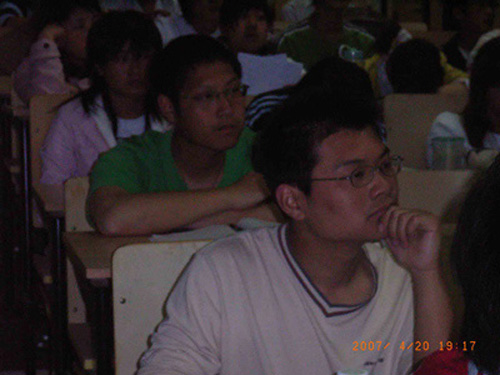 大学生们正在聚精会神地聆听讲座。