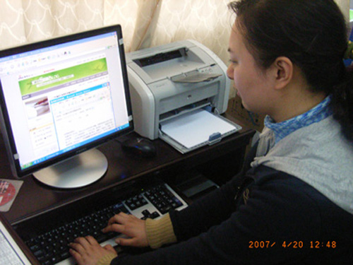 通信与信息工程学院辅导员顾莹正在利用自己的博客与学生交流。